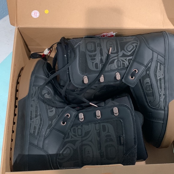 Vans men’s snowboard boots - Picture 2 of 4